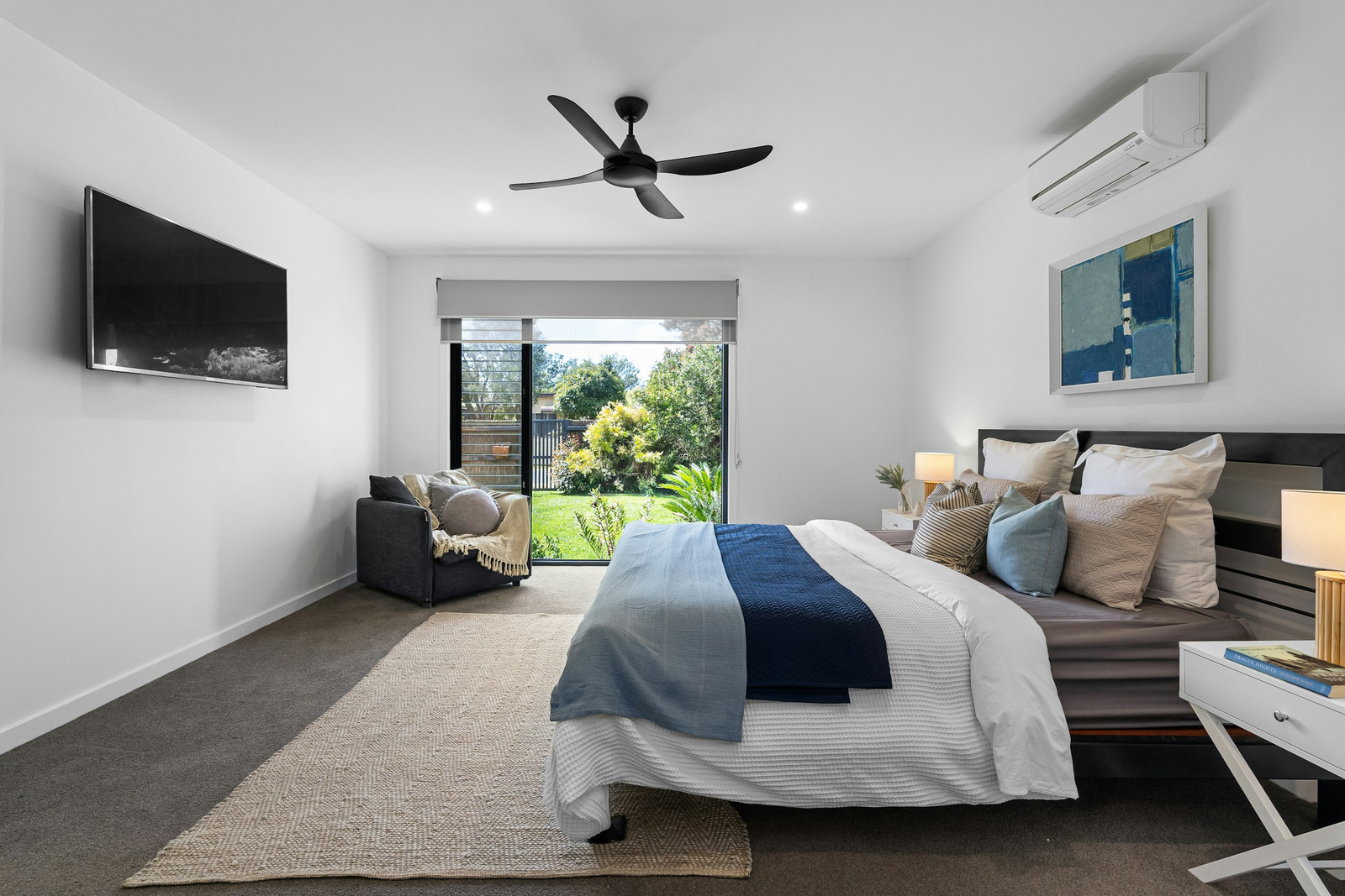 Illustration: A bedroom with a wall-mounted mini-split